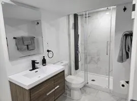 Private Entry-Modern & Bright Longueuil Suite