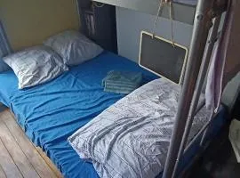 BED IN A SMALL DORMITORY BY A PRIVATE HOST in La Porte d'Italie