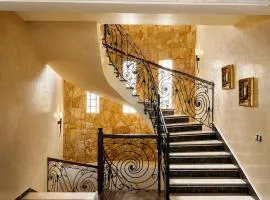 Large Classic Villa, 3 Levels, 5 bedrooms, 5 Baths, Pool & Garden