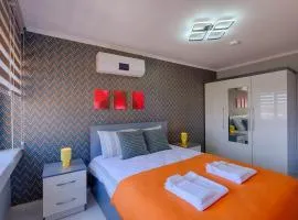 Hadrian Modern Amber Apartment in Prime Old Town Location