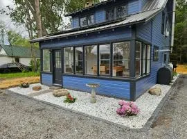 Charming Cottage by Lake Ontario, Firepit and Fenced Yard