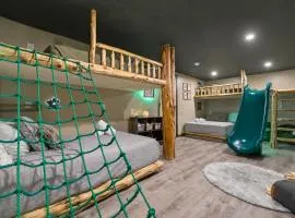 BEST GameRoom & Kids Bedroom! Hot Tub & FirePit