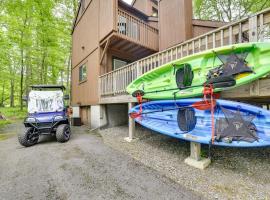 Cozy Bear Den Cabin | Game Room & Golf Cart، فندق في Pocono Lake