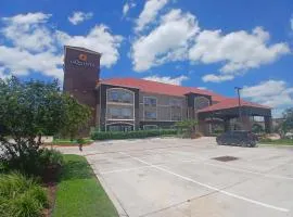 La Quinta Inn & Suites by Wyndham Mercedes Outlet Mall