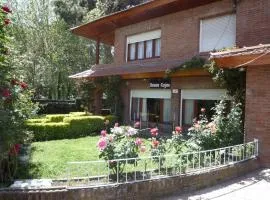 Chalet familiar adosado Rosas Rojas
