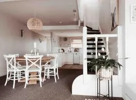 #Beachy Retreat Central Beachfront Apartment#