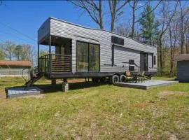 Round Lake Getaway Camper, Full Kitchen, 2 BR's, Dock, Pedal Boat Near Ludington