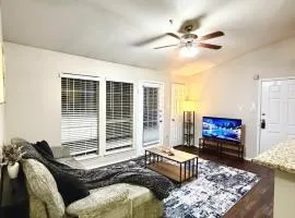 Luxury Dallas Escape- Resort View Prime Location