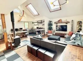 Cheerful 3-bedroom cabin with mountain view