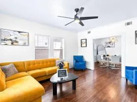 Luxury Montrose Condo with Pool Table Free Wine & Balcony