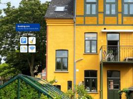Charming Heritage Townhouse, hotel in Odense