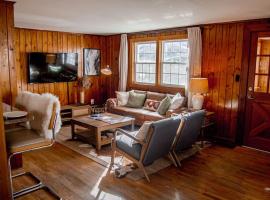 Birch House: Cozy Cabin 5 min from Okemo, viešbutis mieste Ladlou