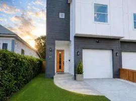4 Bedroom House Downtown San Antonio Sleeps 12 Patio Walk to Riverwalk Alamodome Pet Friendly