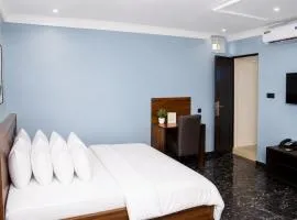 Family Size 2-Bedroom Diamond Suite, Near Malls & Traveling Hubs in Ota