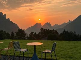 XMAN Sunrise Peaks Resort, hotel sa Zhangjiajie