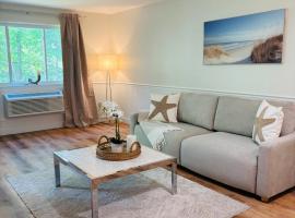 New Cape Cod Condo Near Beaches, hotelli kohteessa Brewster