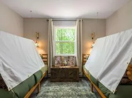 Tucked in the Woods - Jacuzzi Firepit Pooltable