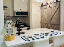 New Cape Cod Condo Near Beaches, hotel di Brewster