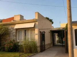 CASA MENDIOLA, encantadora casa con patio privado, y pileta en jardín cerca de la Laguna