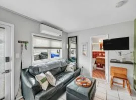 Adventure Doggie's WildWoof Beach Bungalow - 3 Blocks to Beach