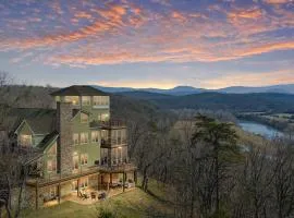 Riverbend Lodge Spacious Riverfront Home with Hot Tub Pool & Mountain view