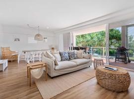 Sophisticated & stylish beachside apartment with pool: Sunrise Beach şehrinde bir otel