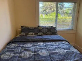 Homestay Near Surrey Memorial Hospital & Surrey Central- Free Parking