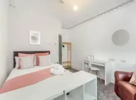 Langley Lodge 7 Double Bedrooms 6 Bathrooms, Smart TVs Ample Parking & Garden