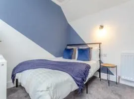 Langley Lodge 7 Double Bedrooms, 6 Bathrooms, Smart TVs, Generous Parking & Private Garden Space