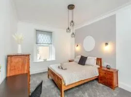 Langley Lodge 7 Double Bedrooms 6 Bathrooms, Smart TVs Ample Parking & Garden