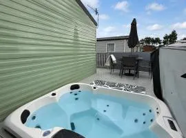 Sunnymede B6 with hot tub- 4 bedrooms - 2 doubles & 2 toilets - sleeps upto 10 - Fantasy Island - pet friendly, WiFi, central heating - Meadow Lakes Caravan & Lodge Hire