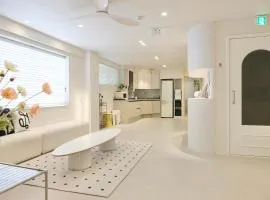 #2 Jeonpo Station House 4BR, 2BA Sleeps 16