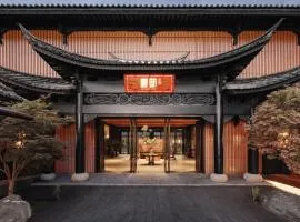 Dali Ludi Songfeng Courtyard Homestay (Ancient City South Gate)