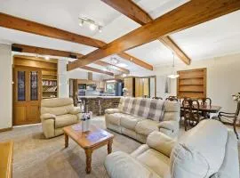 Huge 5 Bed Party House Pool, Renovated Tram, Bar