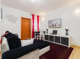 Chic City Apt with attached Private Bath 5km toUN