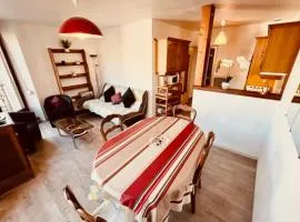 Warm stay close to the slopes and the lake!