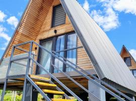CAVO VILLAGE- Cabins Rental Băile 1 Mai، فندق في Rontău