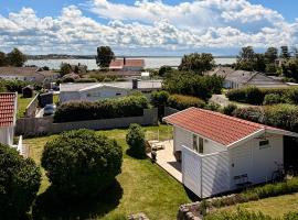 Gästhus vid hav och strand, hotel v destinaci Åsa