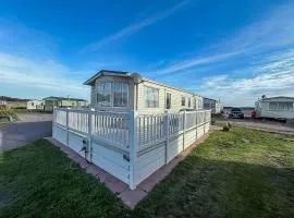Ref 40035Nd - Superb Caravan With Decking & Free Wifi At North Denes Holiday Park