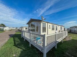 Lovely Caravan With Spacious Decking At North Denes In Suffolk, Ref 40134Nd – hotel w mieście Lowestoft