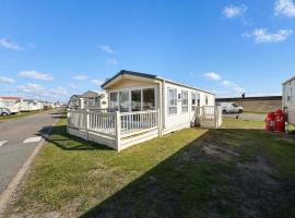 Beautiful 6 Berth Caravan By The Beach In Suffolk Ref 40076Nd, hotel u gradu Loustoft