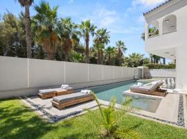 Luxury Villa with Pool, BBQ & Garden in Vouliagmeni, hotel v Aténách