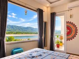 Advaitam Ganga & Hill View Homestay by the Ganges Ghat - Luxury 3 BHK