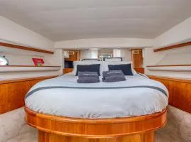 yacht Twenty Seven