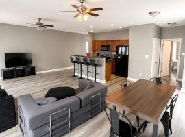 4BR Indy Home Near Downtown, Pets Welcome, Parking – hotel w mieście Indianapolis