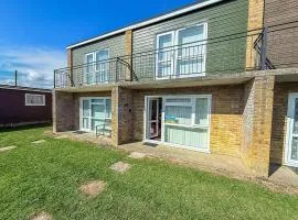Lovely 4 Berth Chalet To Hire In Hemsby Nearby The Beach Ref 18177B