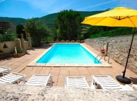 Appartement spacieux à La Roche-sur-le-Buis avec piscine privée.