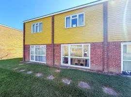 4 Berth Chalet To Hire In Just Walking Distance To Hemsby Beach Ref 18152B