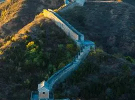 BeiJing Mutianyu Hills Pool Wall Resort view at the foot of Mutianyu Great Wall, infinity pool, one-way airport pick-up, free laundry and coffee