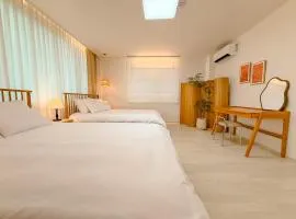 Large accommodation for 10 people, Near Jongno, Itaewon , Seongsu,family trip